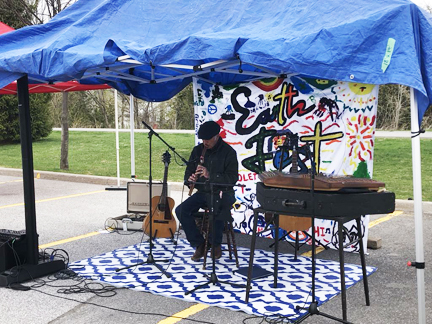 Musician Ian Tamblyn entertains the crowd.
